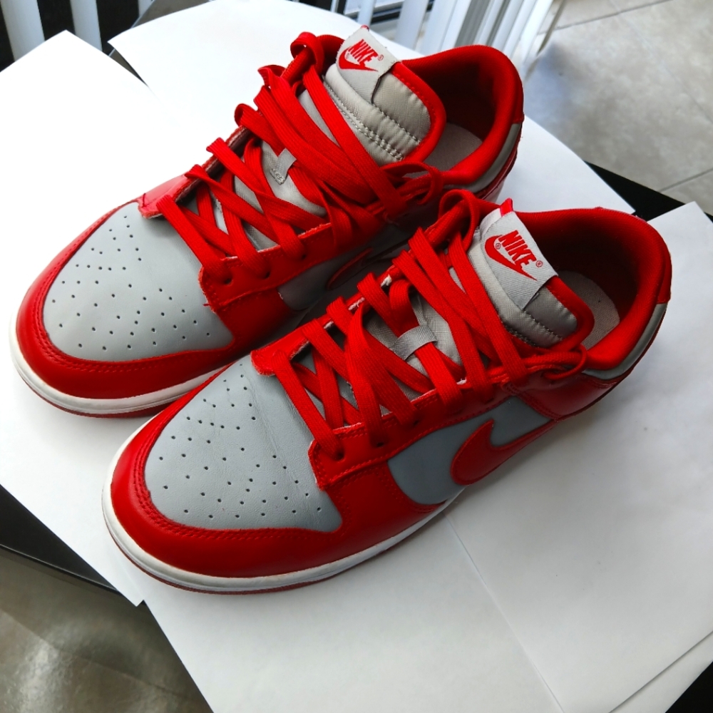 Nuke dunks low unlv 21'